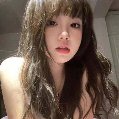 穿黄睡衣的女孩